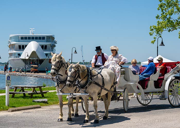 acl_website_700x500_grand-rivers_horse-carriage1_paducah