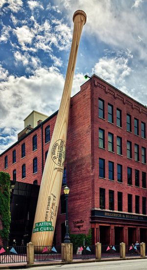 louisville slugger factory in Kentucky with giant baseball bat