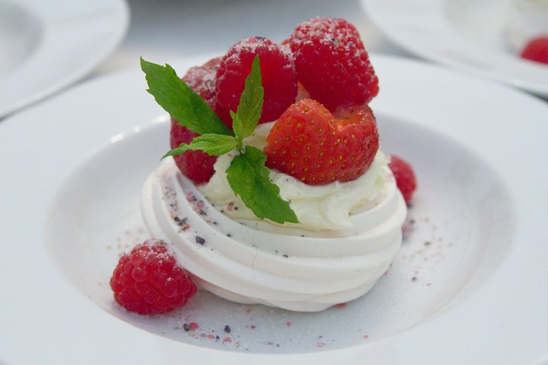 free image meringue with berries