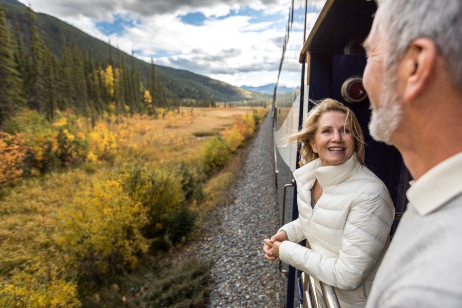 rocky-mountaineer-_rm18_onboard_goldleaf_service_platform